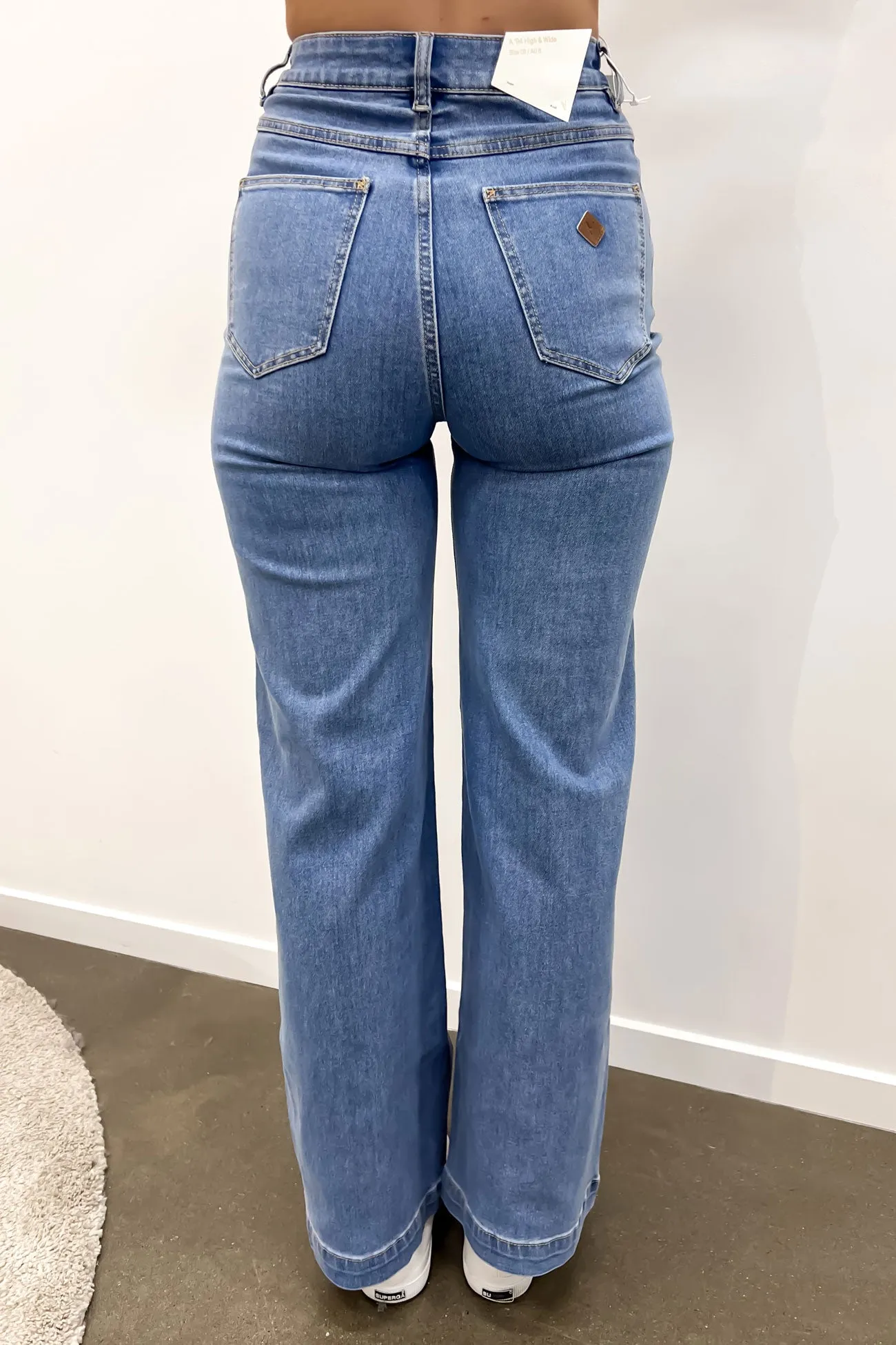Neutral Outfit Everyday Shopping Day A 94 Wide Jean Peta