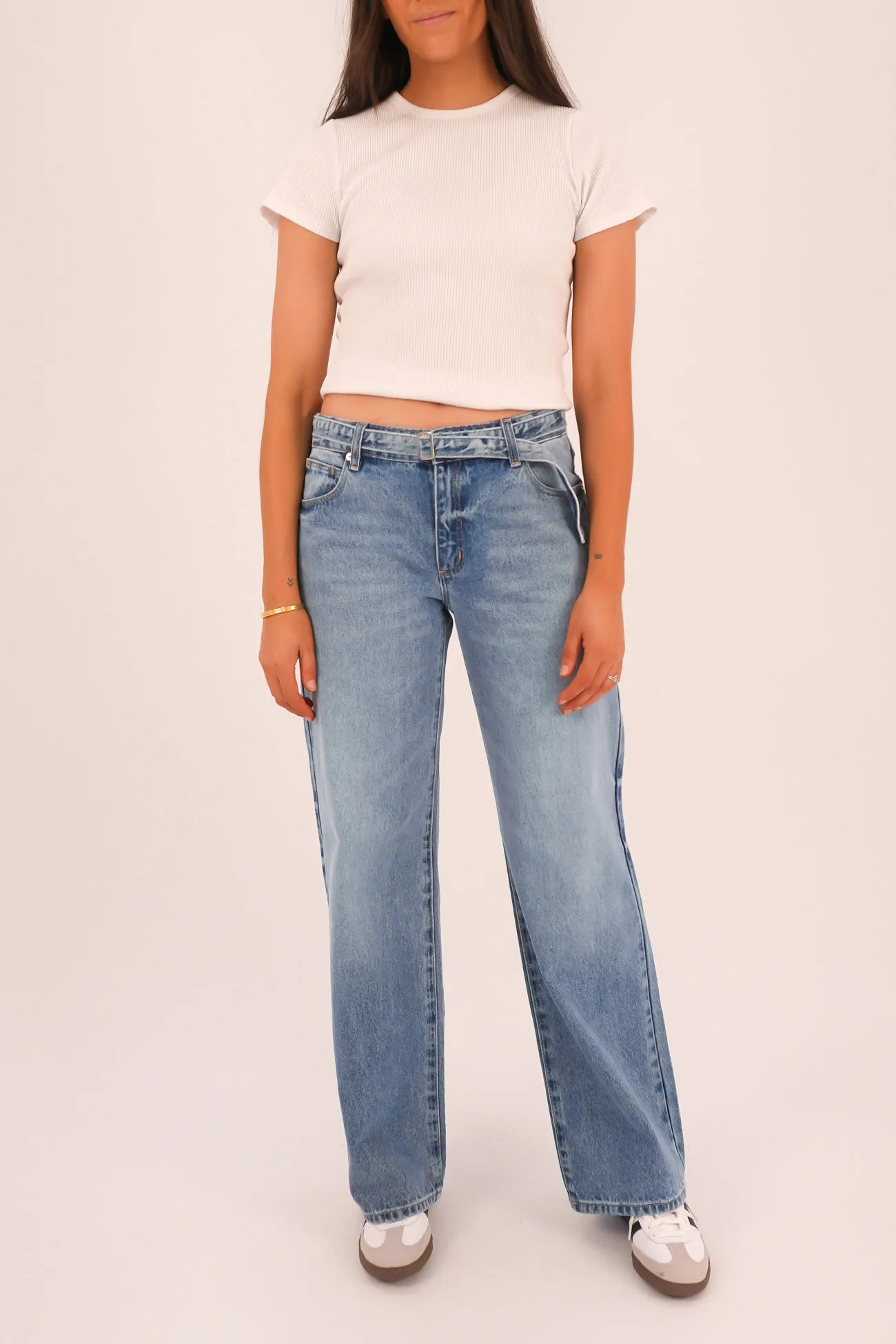 A 99 Baggy Belt Jean Liv Party Look Modern Minimalist
