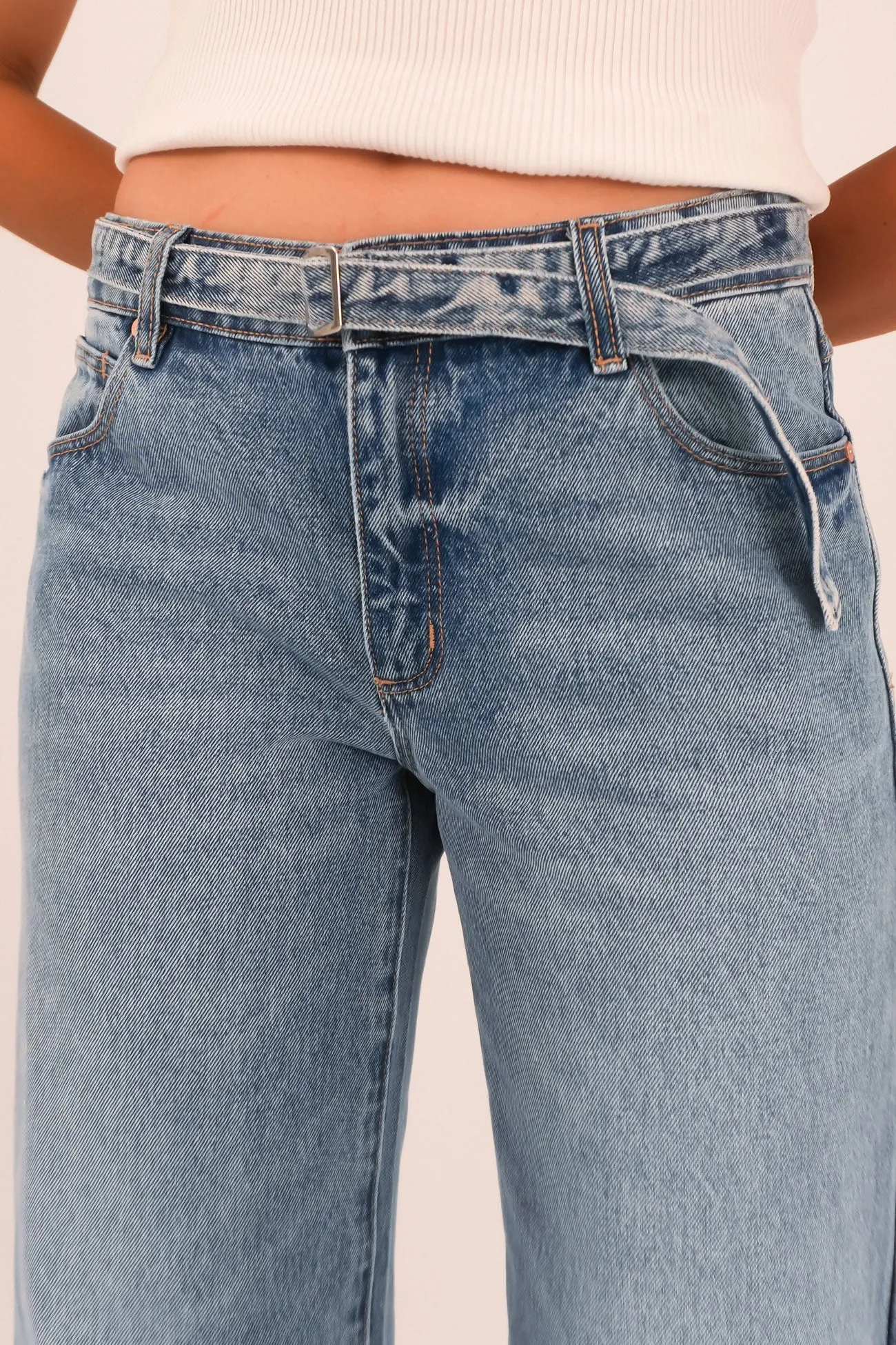 Chill Vibes Relaxed Style Outdoor Enthusiast Evening Stroll A 99 Baggy Belt Jean Liv