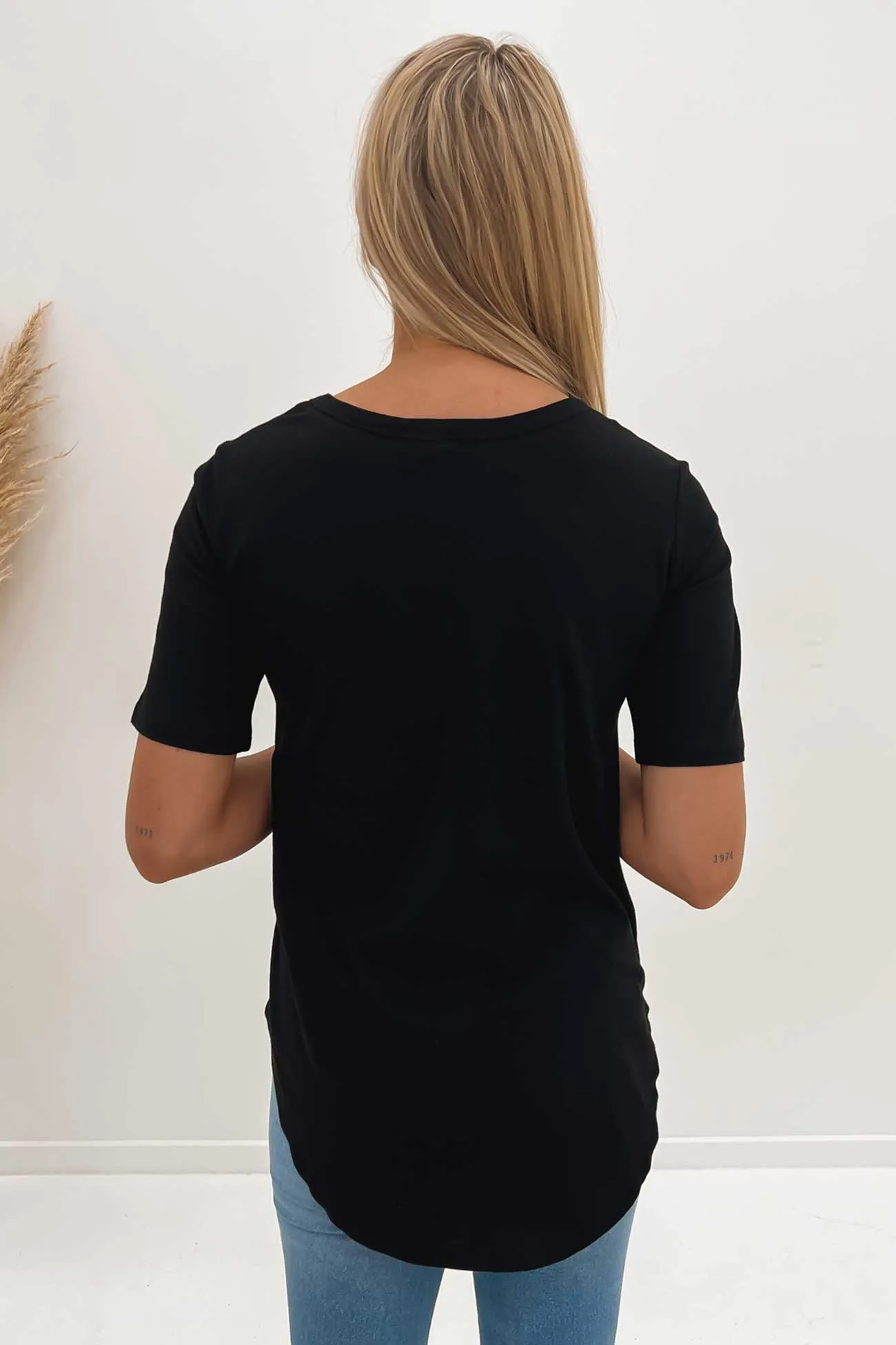 Ariana Tee Black Comfortable Layering Fashionable Fit