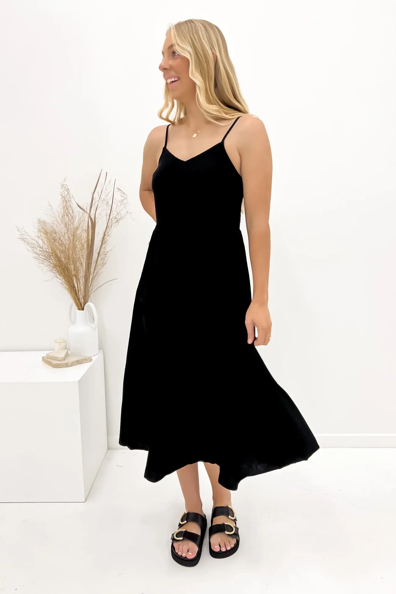 Street Edge Travel Friendly Bridey Midi Dress Black