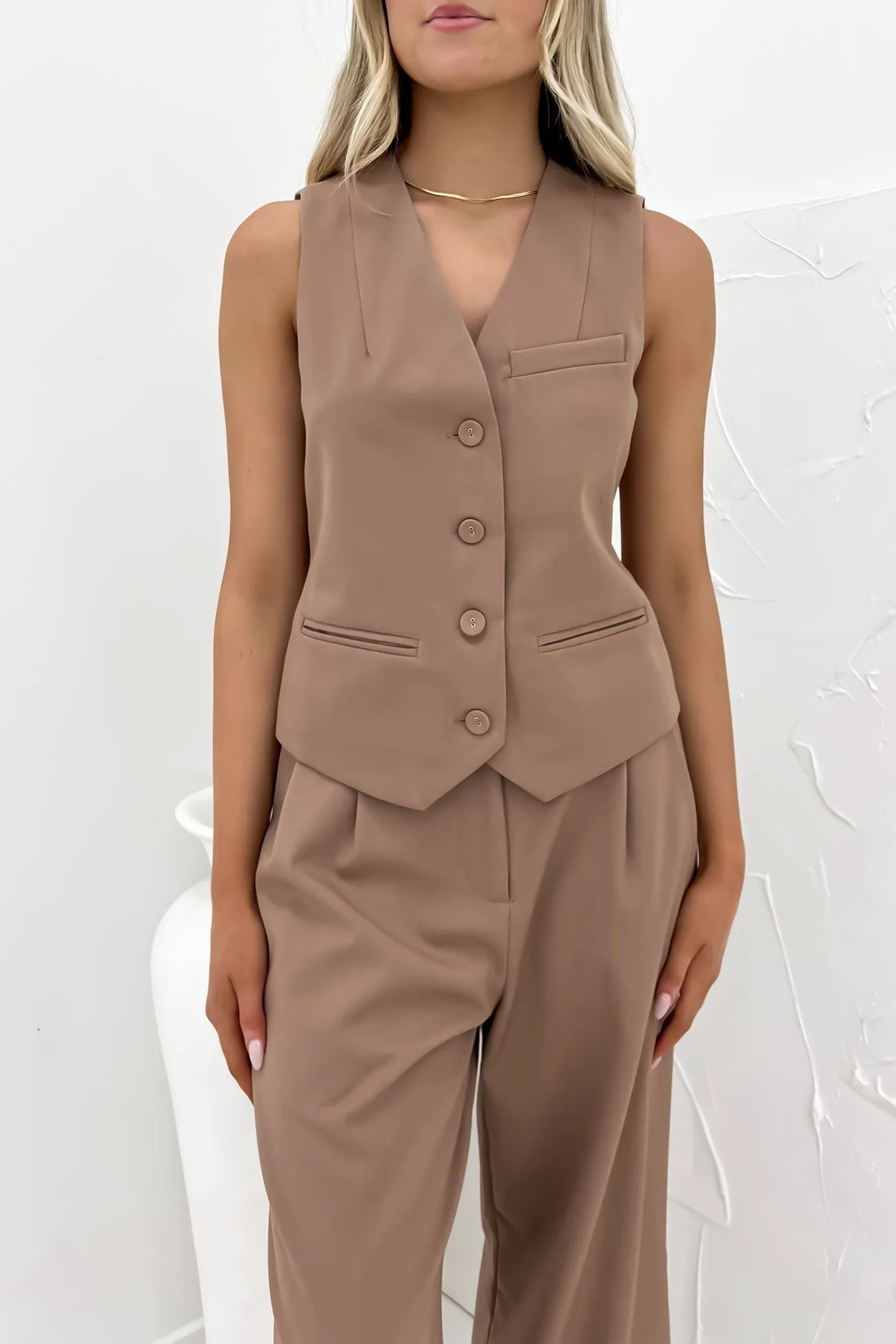Liarna Vest Mocha classic clothing