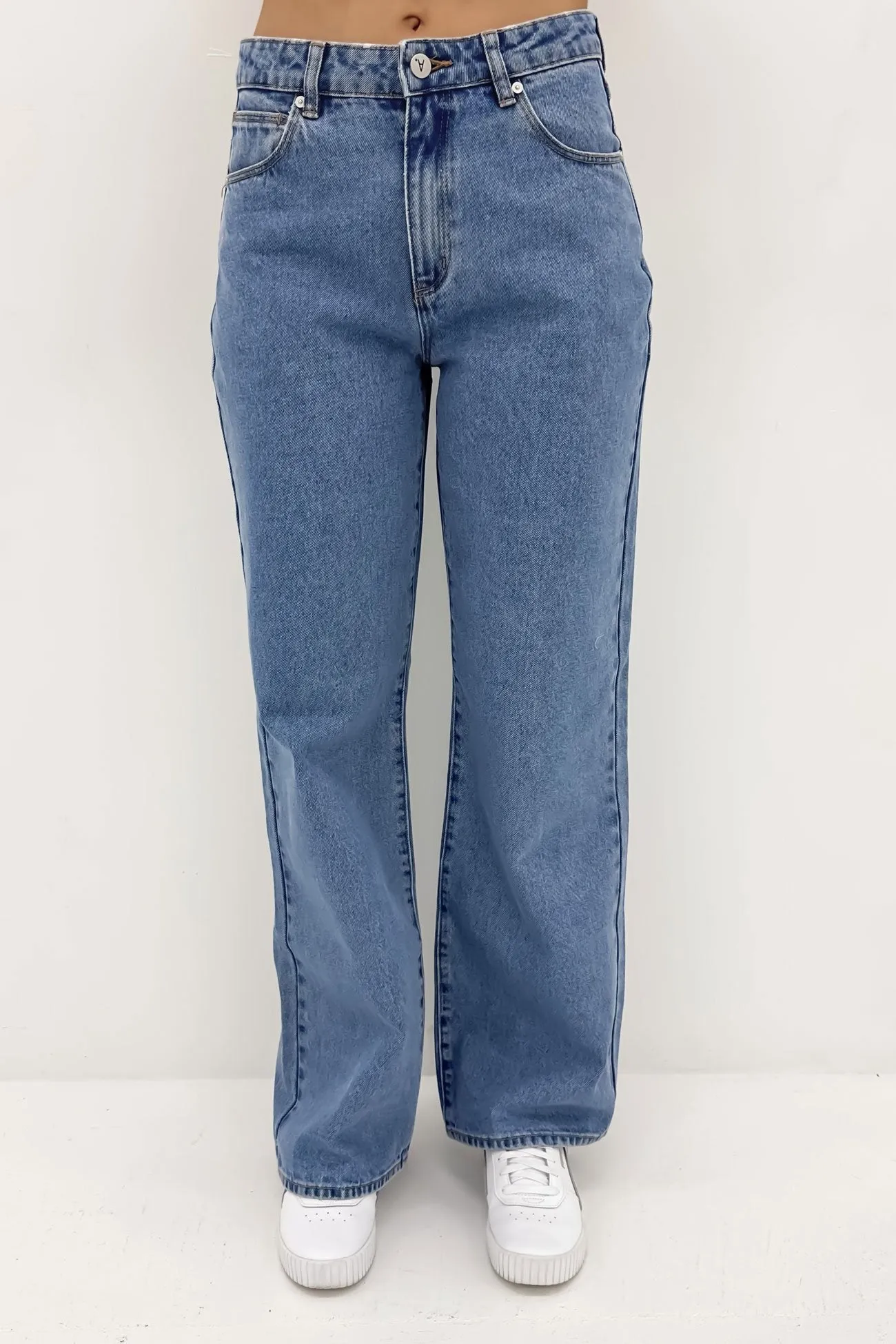 A 95 Baggy Jean Gigi Modern Look
