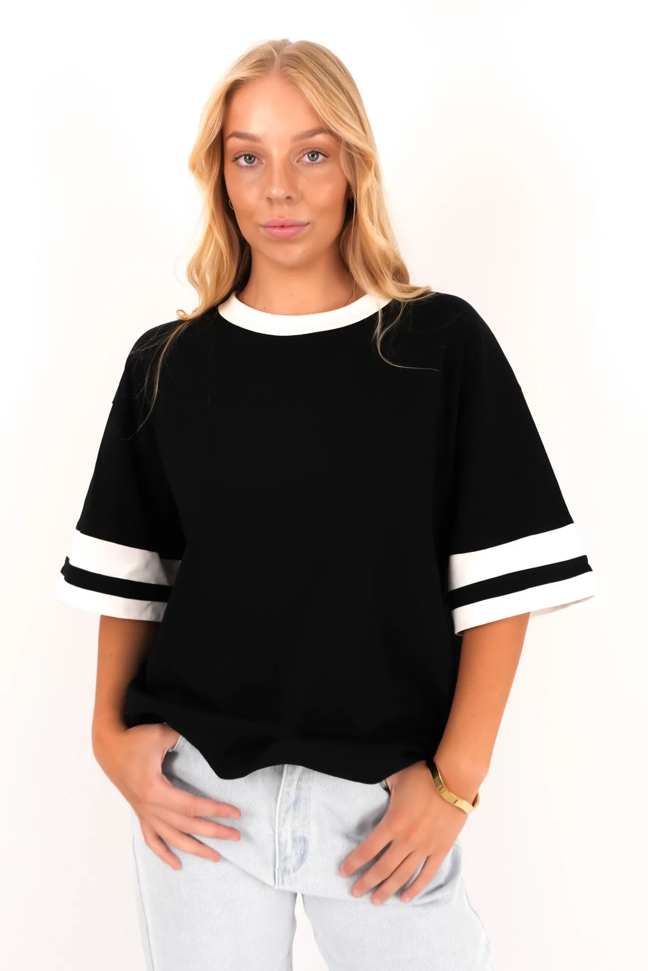 Della Tee Black White Sporty Comfort Wear