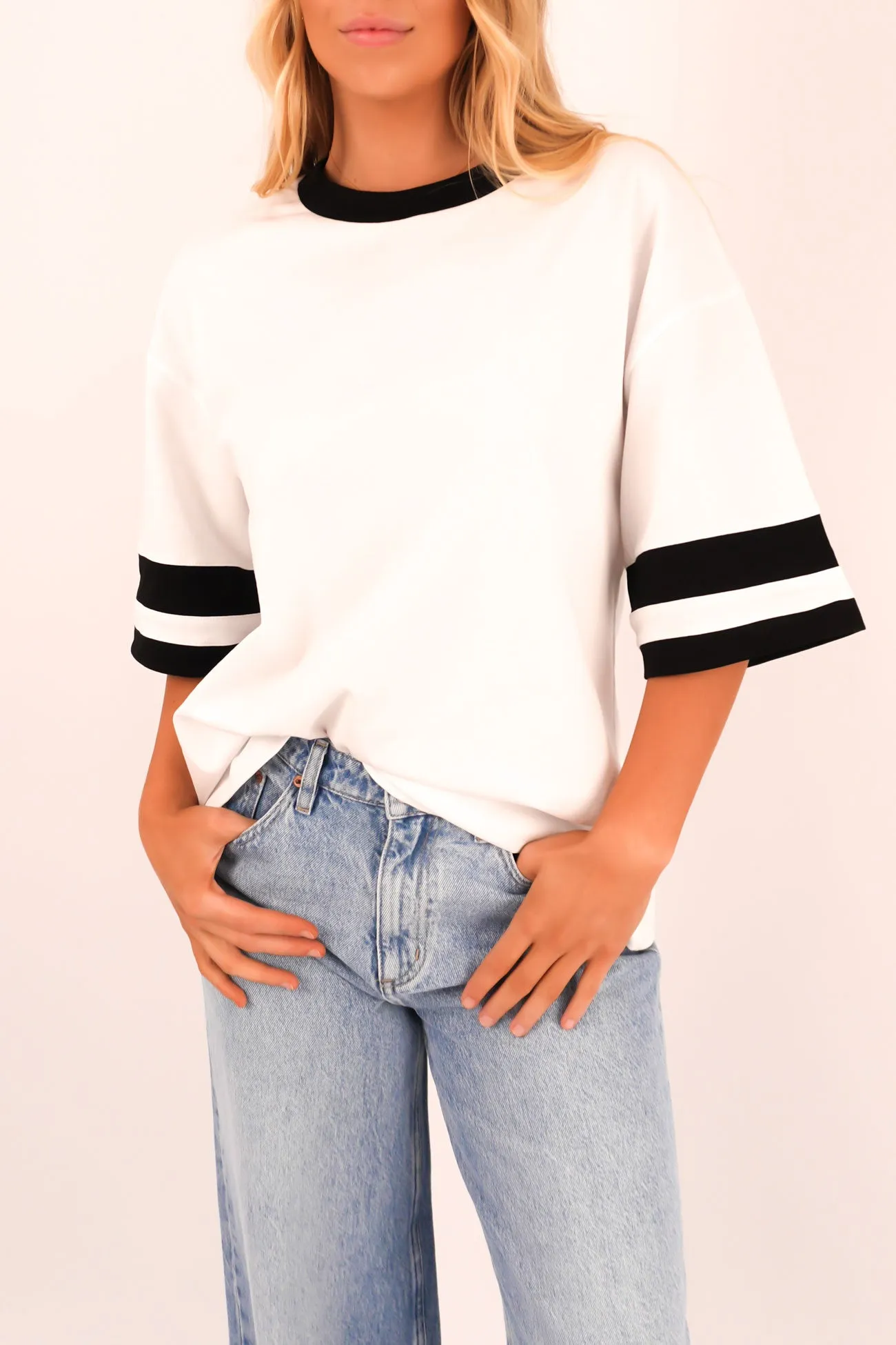 Della Tee White Black Standard Body Fit