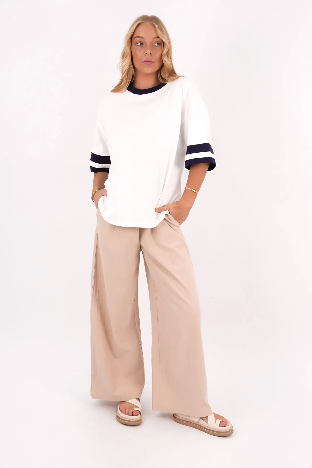 Della Tee White Navy Effortless Fit Travel Trend