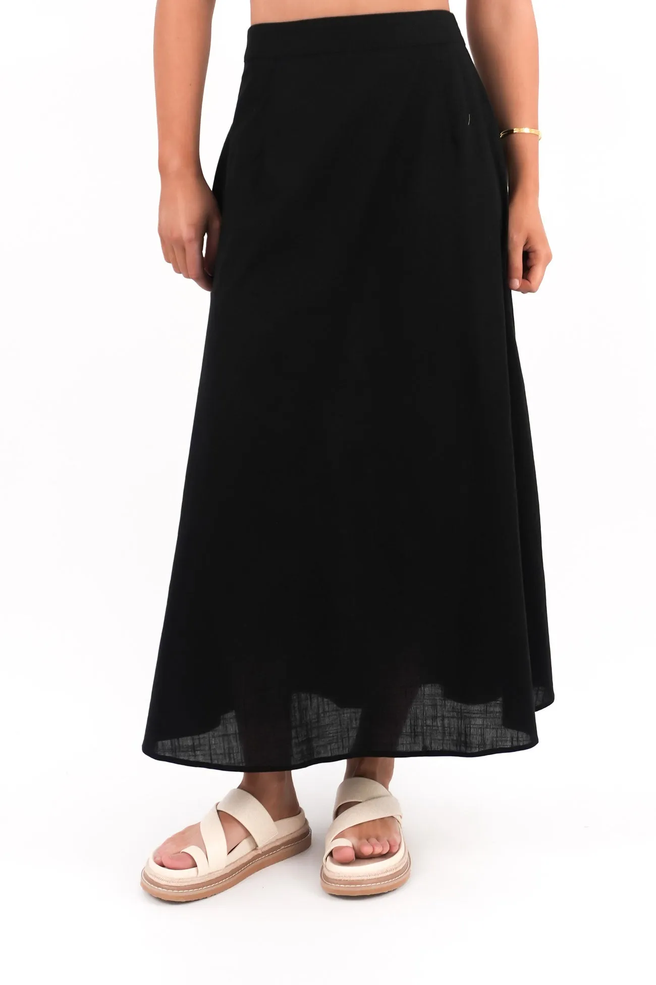 Essential Maxi Skirt Black Diagonal Slit gentle style