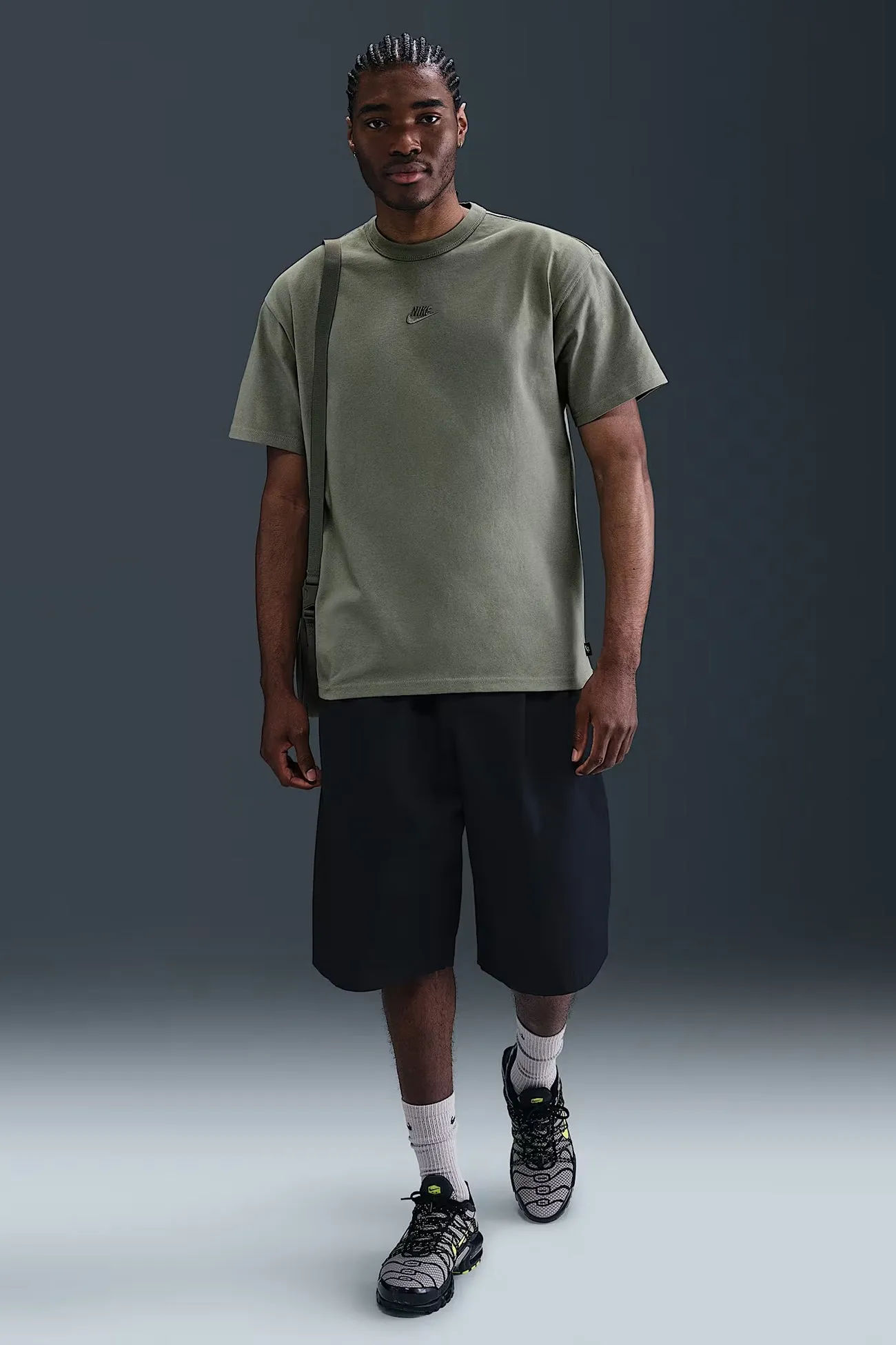 certified Nike Sportswear Premium Essentials Tee Light Army