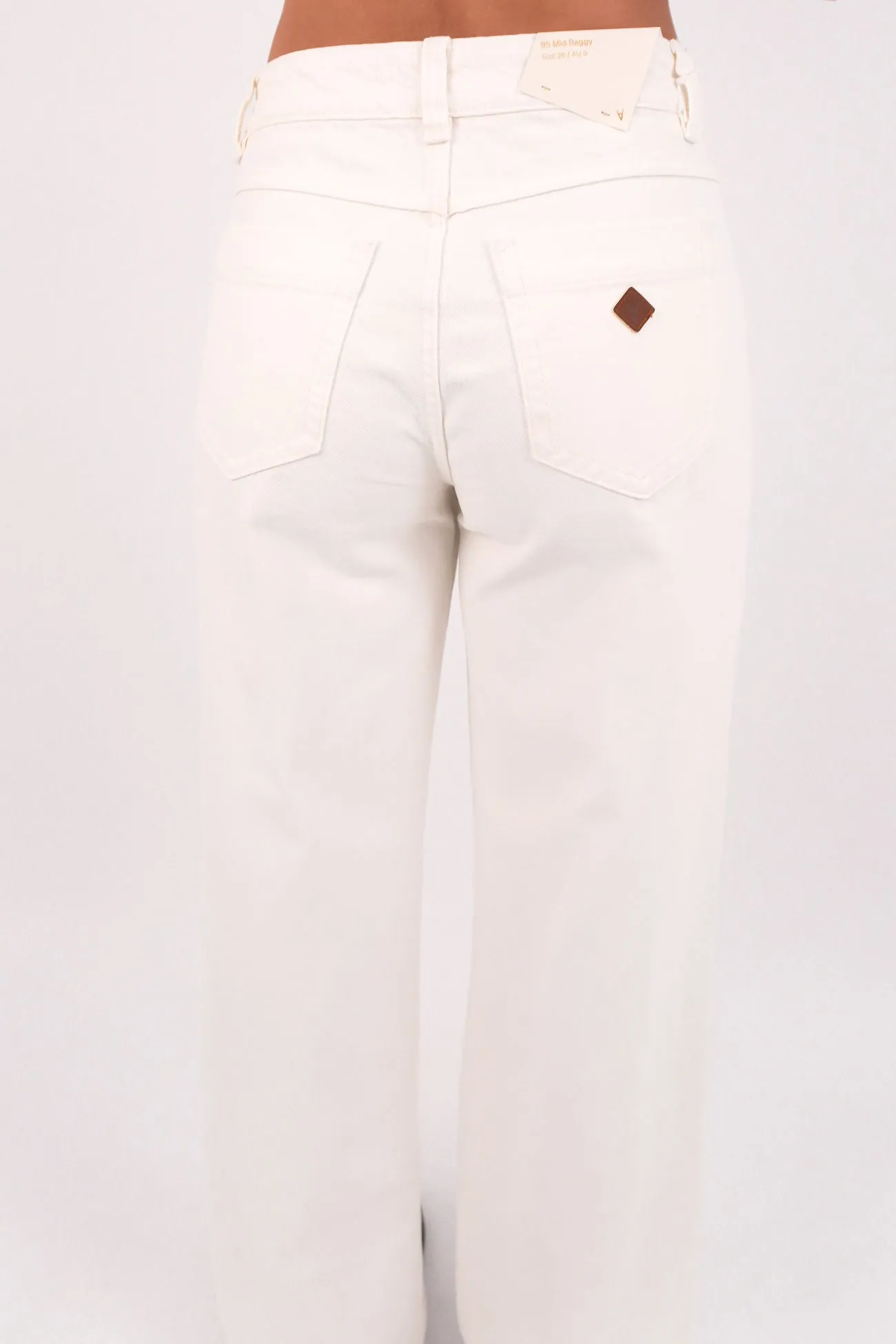 A 95 Baggy Jean White Gold Travel Outfit Evening Stroll Minimalist Couple Look Elegant Summer Vibes