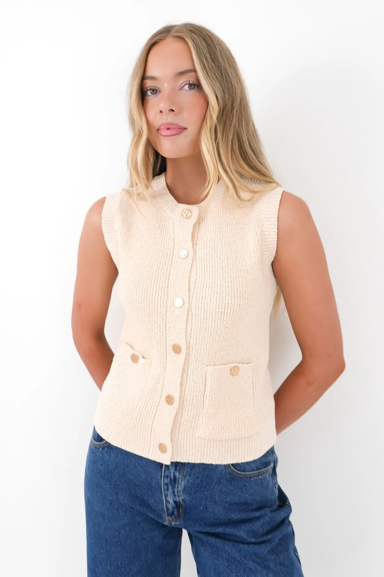 Harden Knit Vest Cream without buttons thought