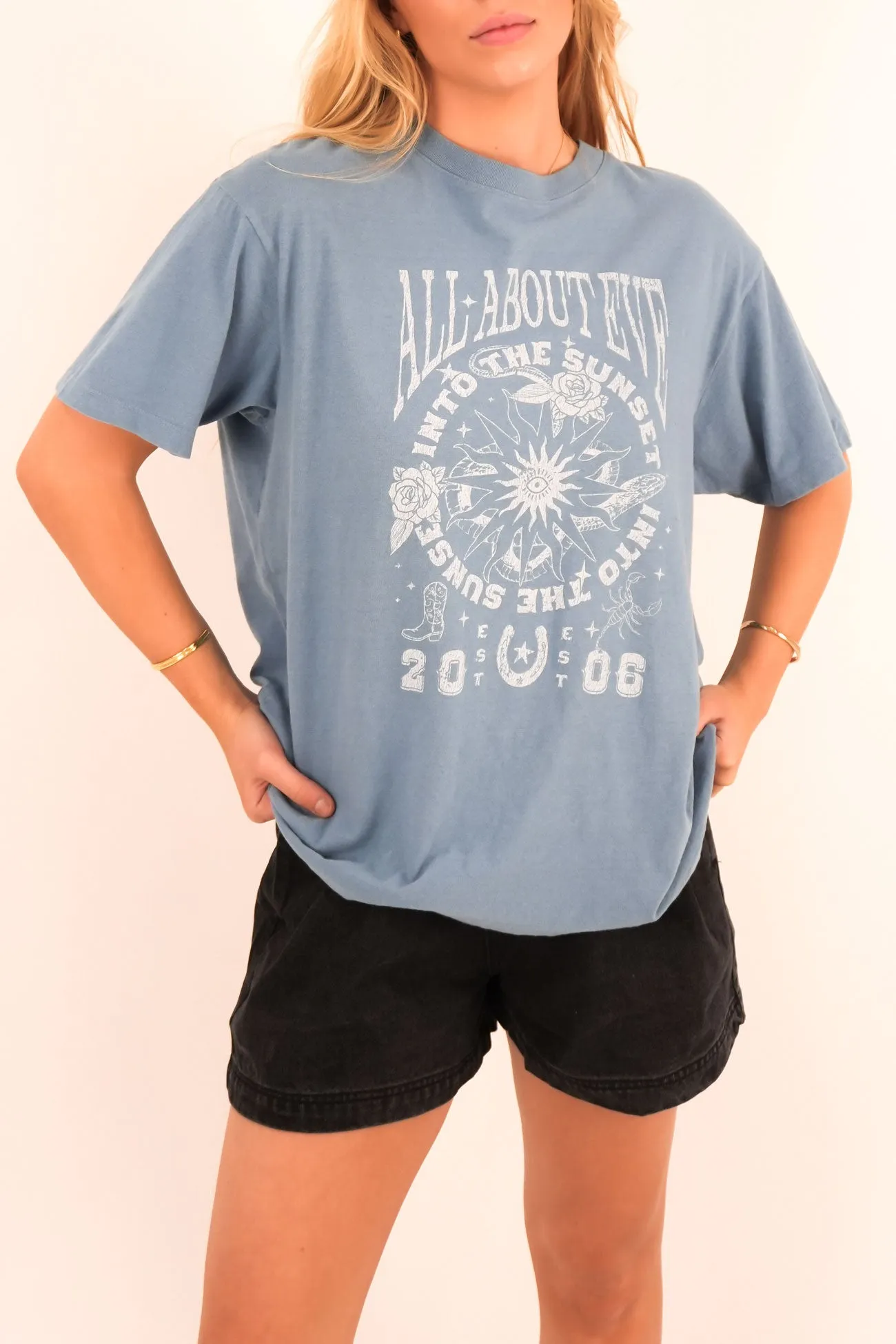 Into The Sunset Relaxed Tee Blue Casual Comfort Simple and Chic