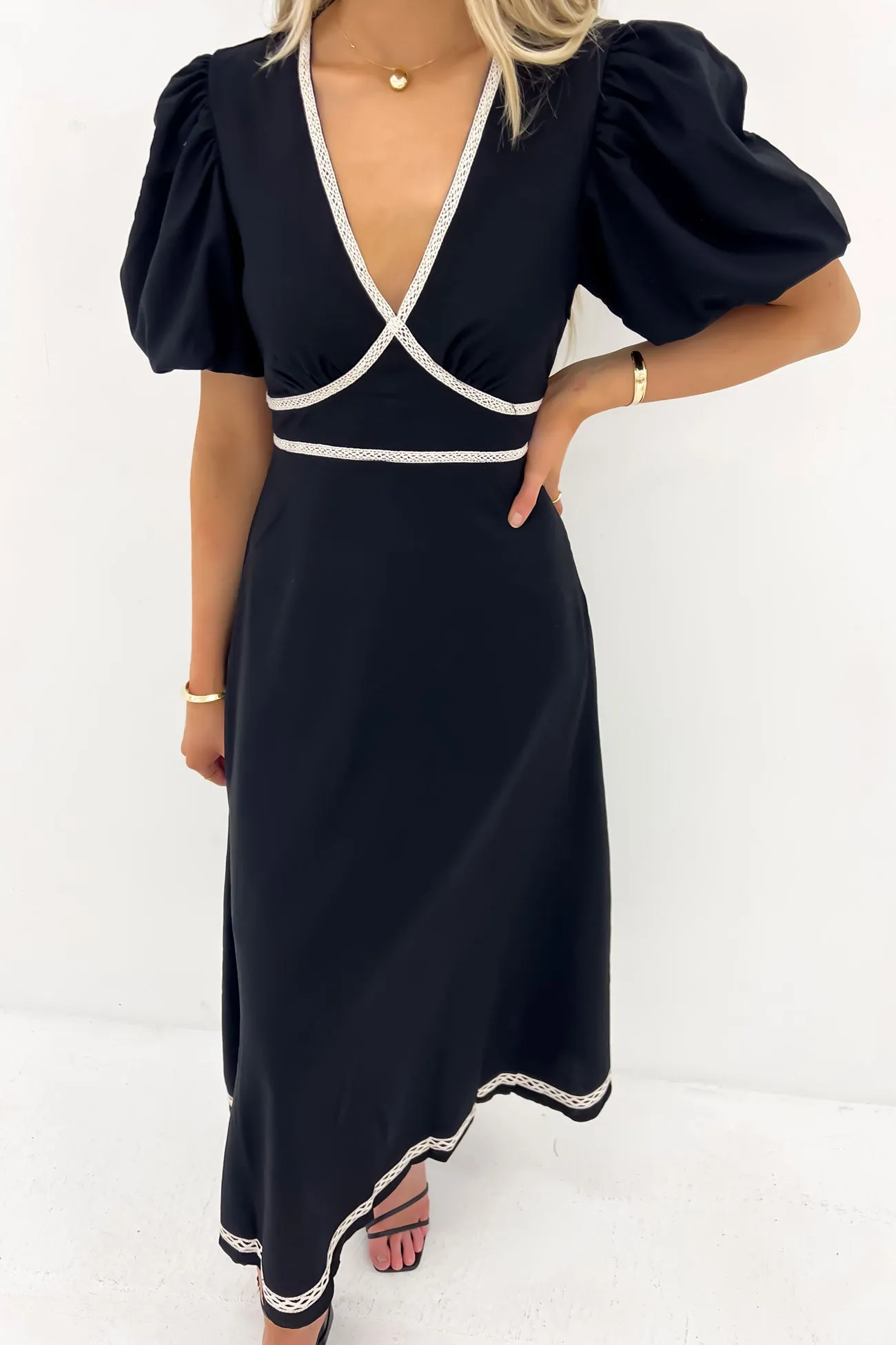 Playful-Detail Dreamy Flow Jasmin Midi Dress Black
