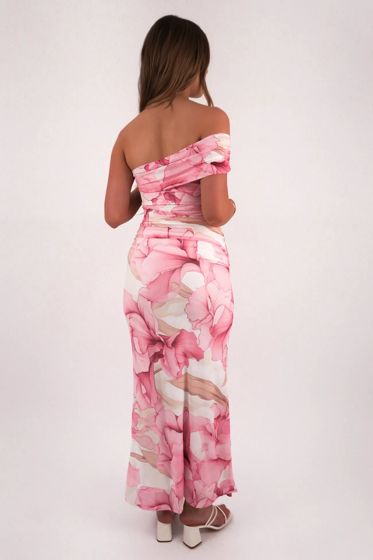 Jeri Maxi Dress Pink Outdoor Scene