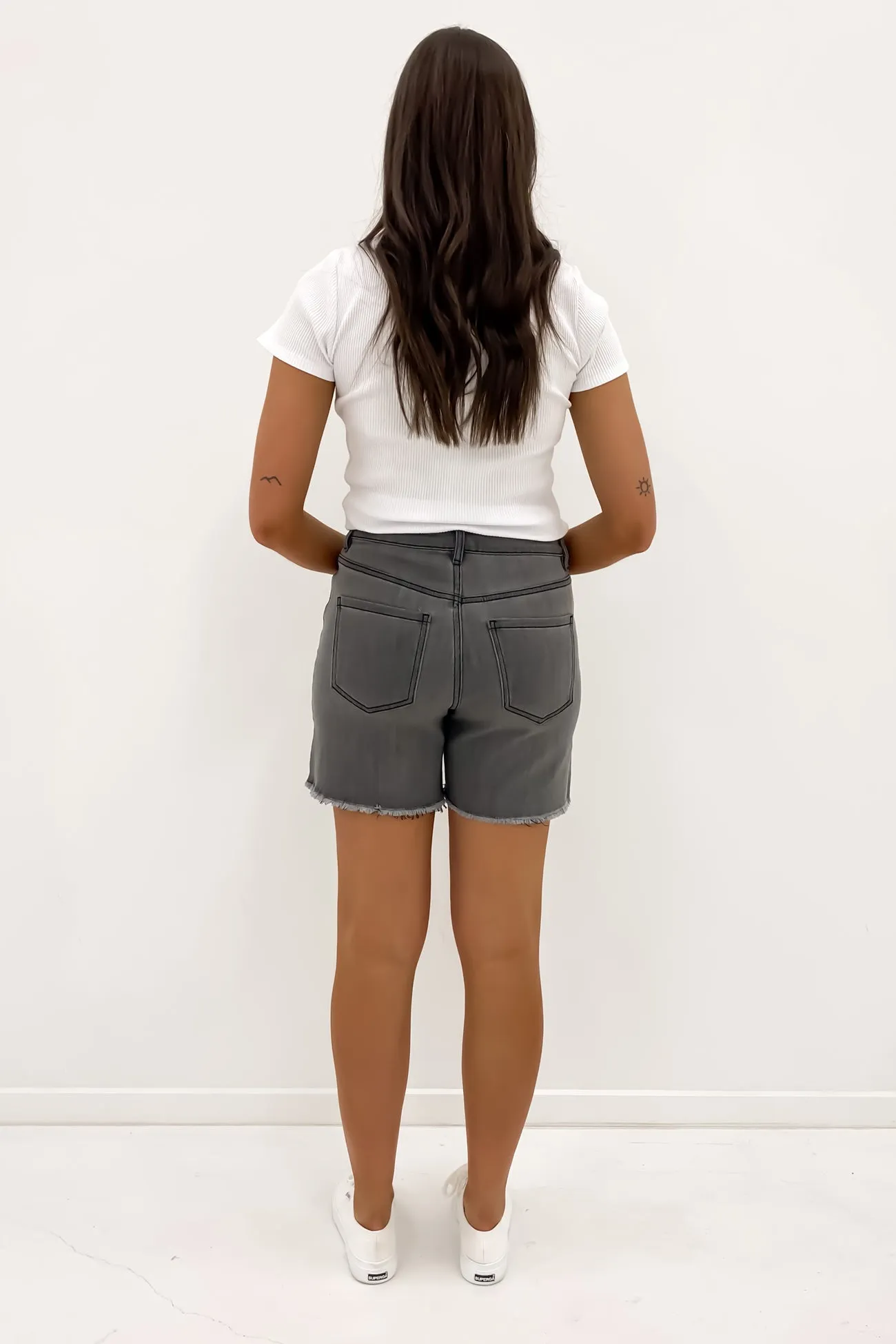 Versatile Piece Millie Short Washed Black