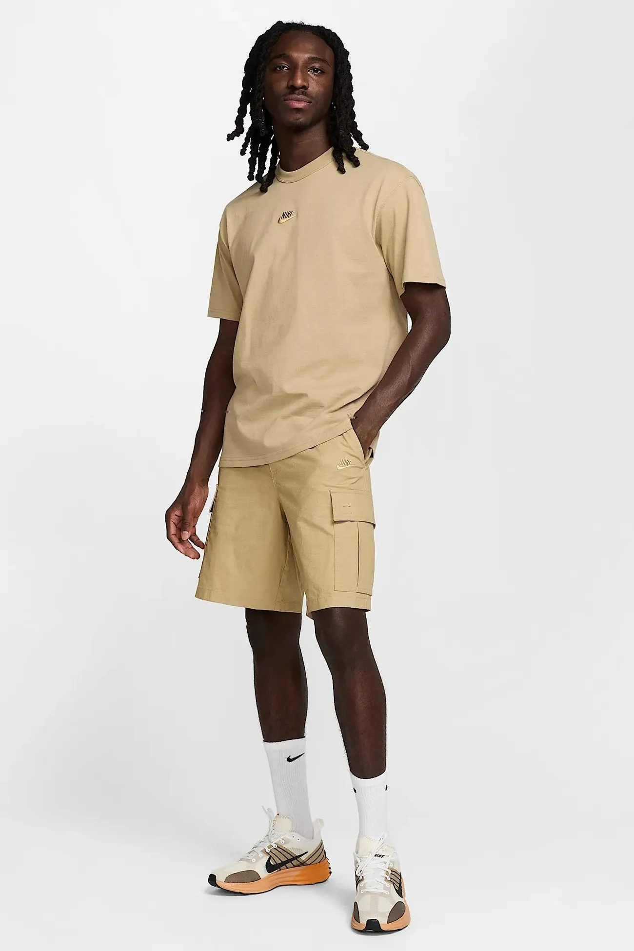 Travel Essential Nike Sportswear Premium Essentials Tee Parachute Beige