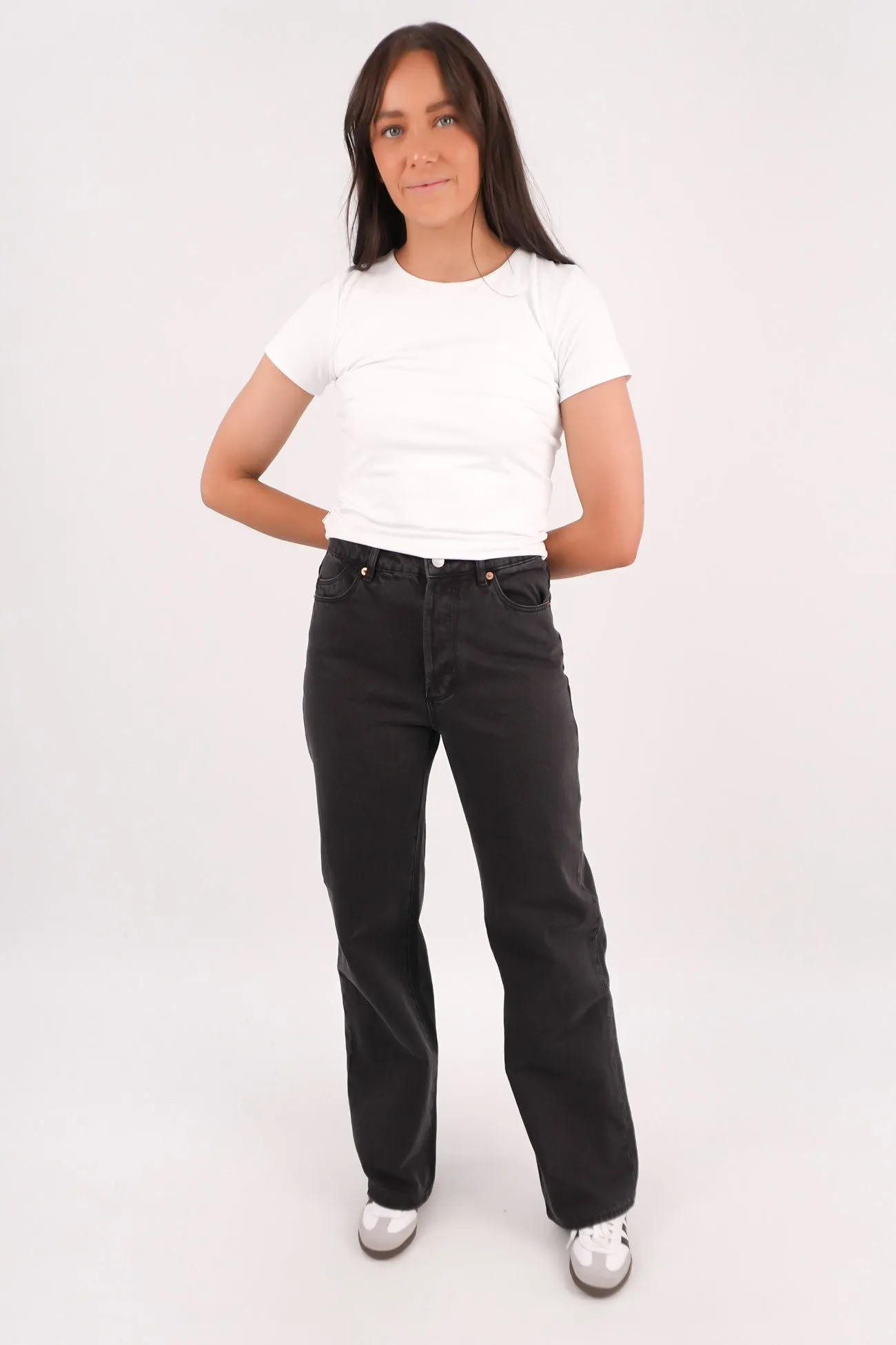 Neutral Tones Go-To Basic Stevie Relaxed Jean Stone Black