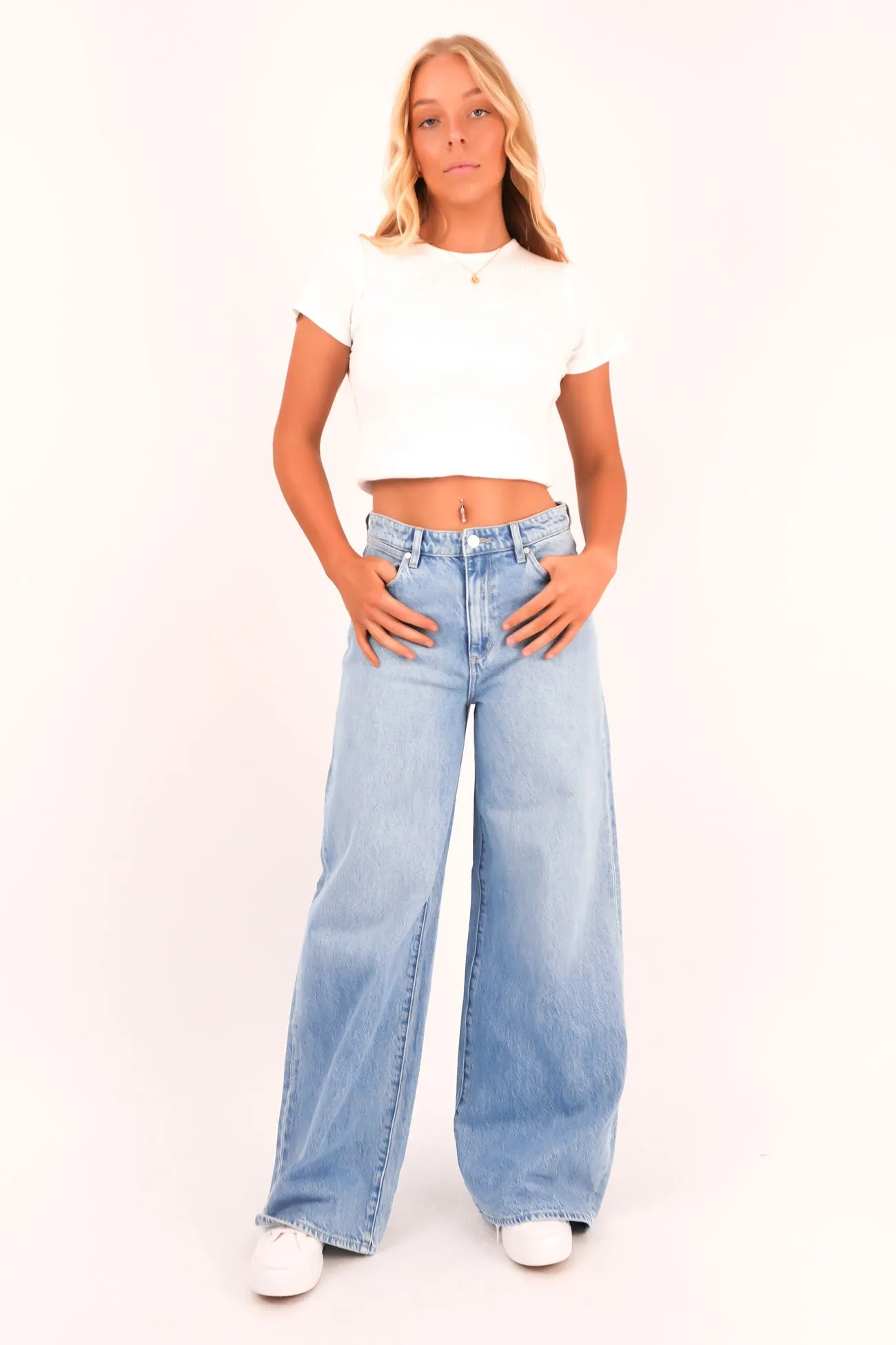 Mid Stevie Jean Blue Velvet Clean Vibe Couple Look Athlete Fit Festival Outfit