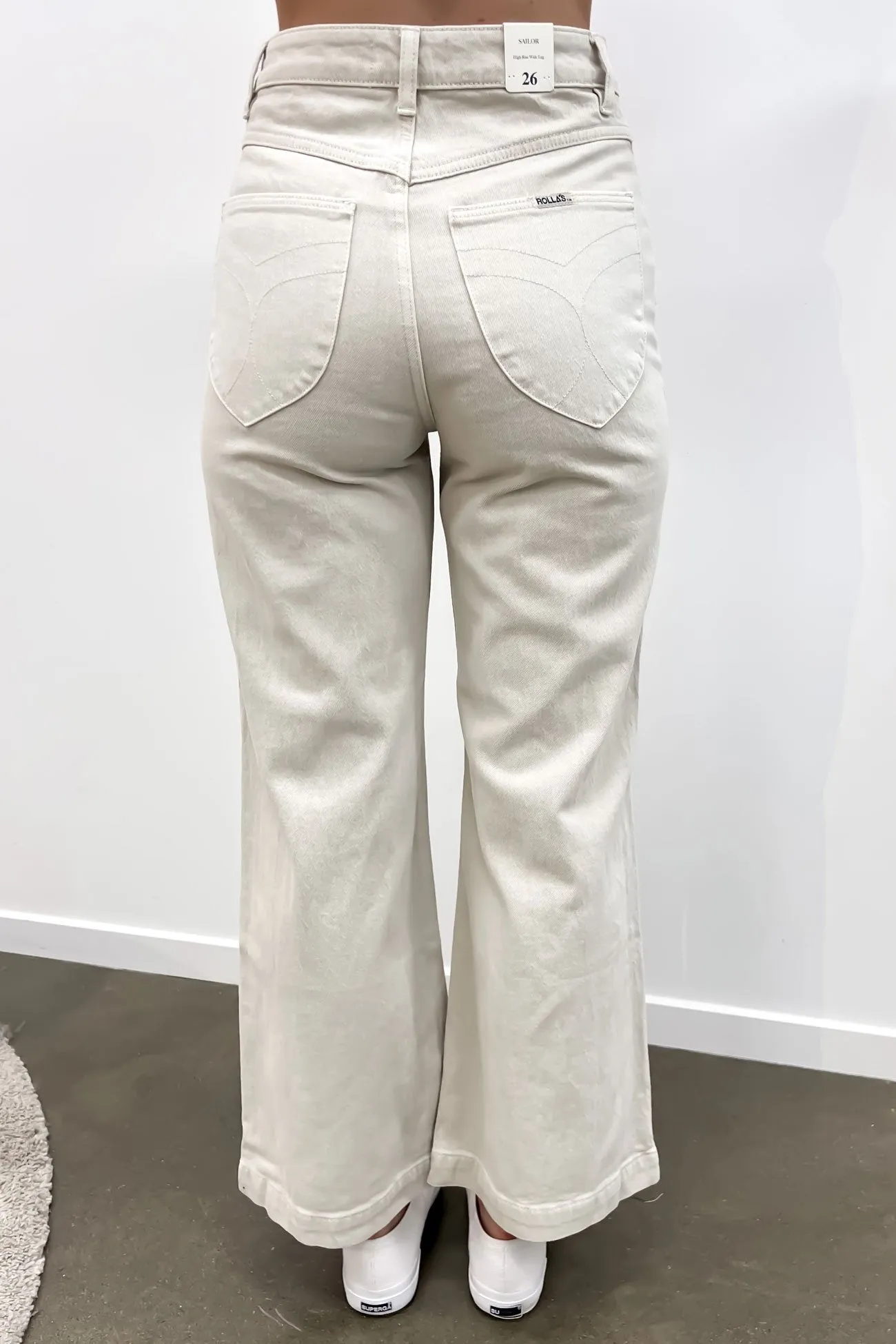 Elegant Travel Outfit Minimalist Style Sailor Comfort Jean Off White