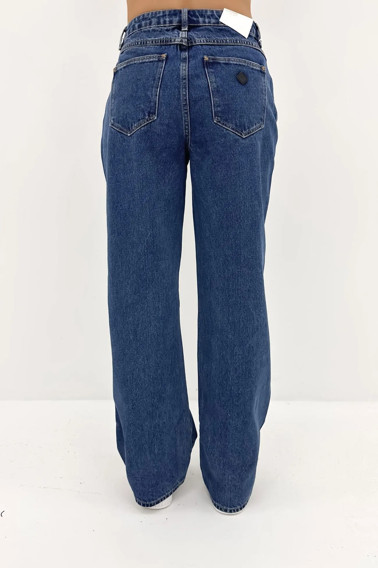 A 95 Baggy Jean Bella Lifestyle Piece