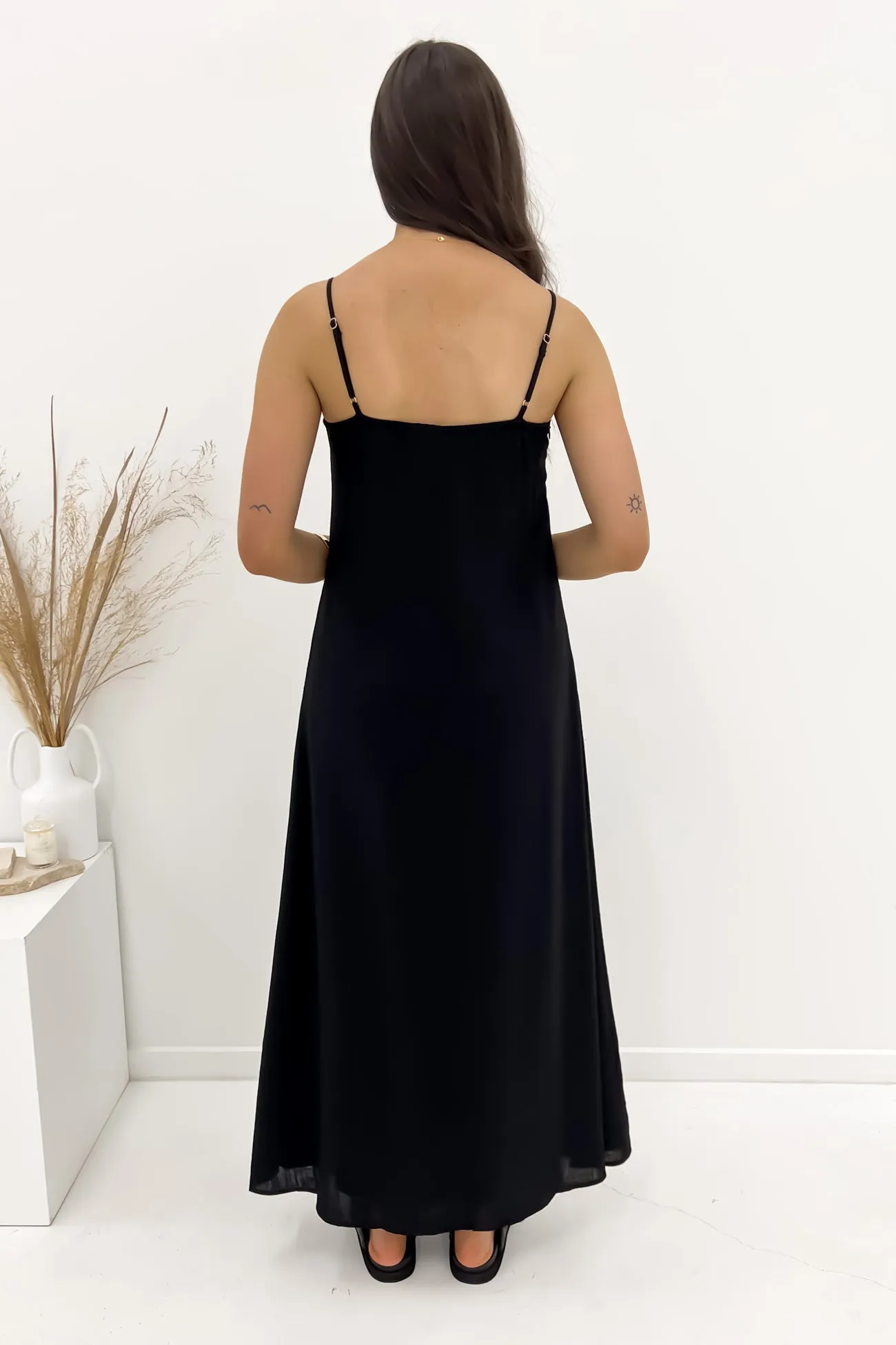 Viktor Maxi Dress Black Fit for All Seasons