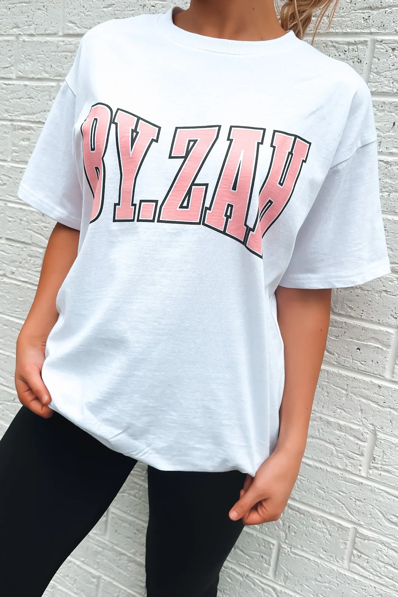 BY. ZAH University Tee White Casual Comfort Layer