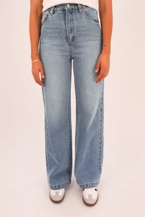 A 94 Wide Jean Liv Street Fashion Trend Setter Holiday Vibes light feel