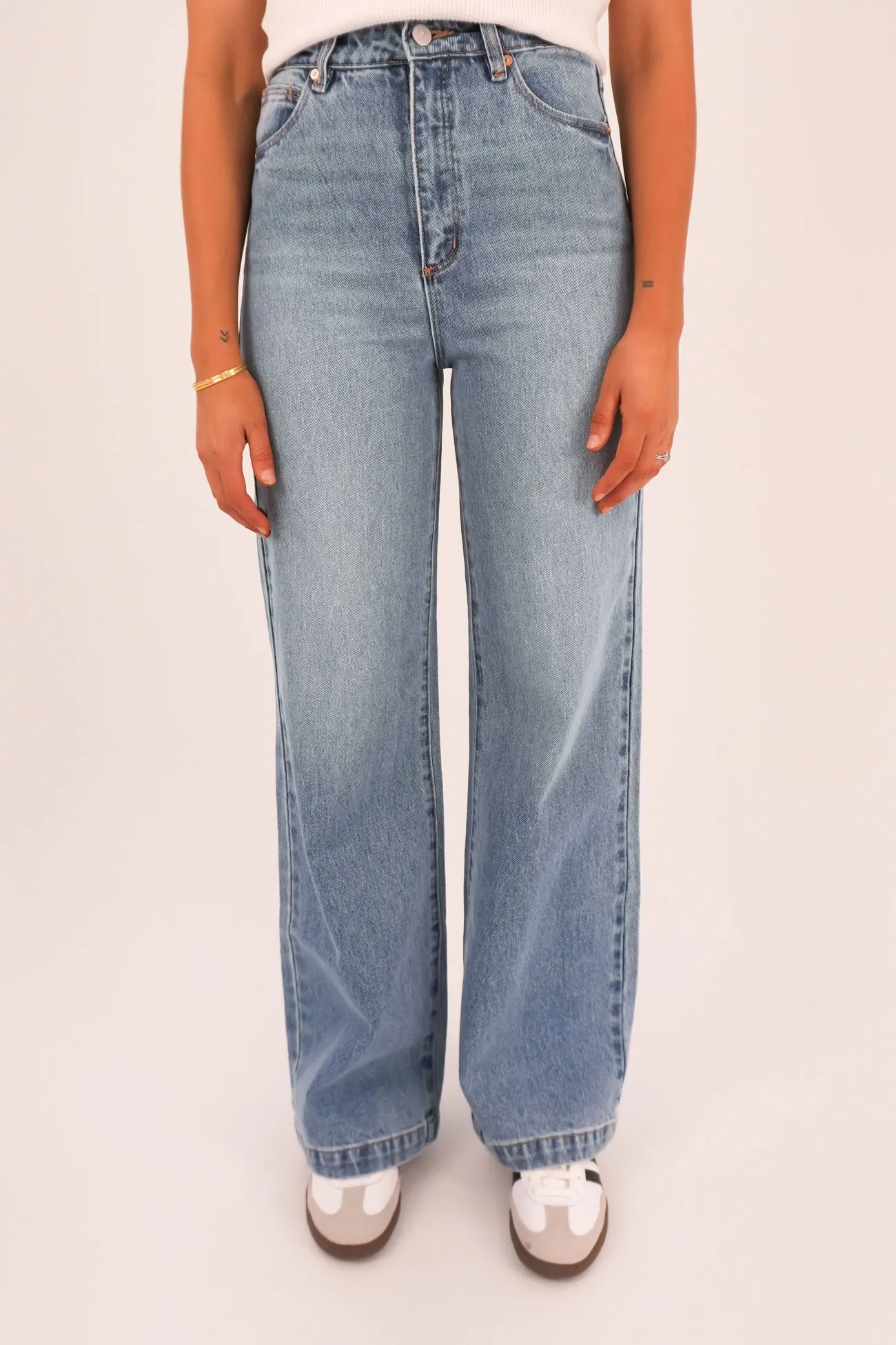 A 94 Wide Jean Liv Effortless Look Minimalist Style Chill Outfit