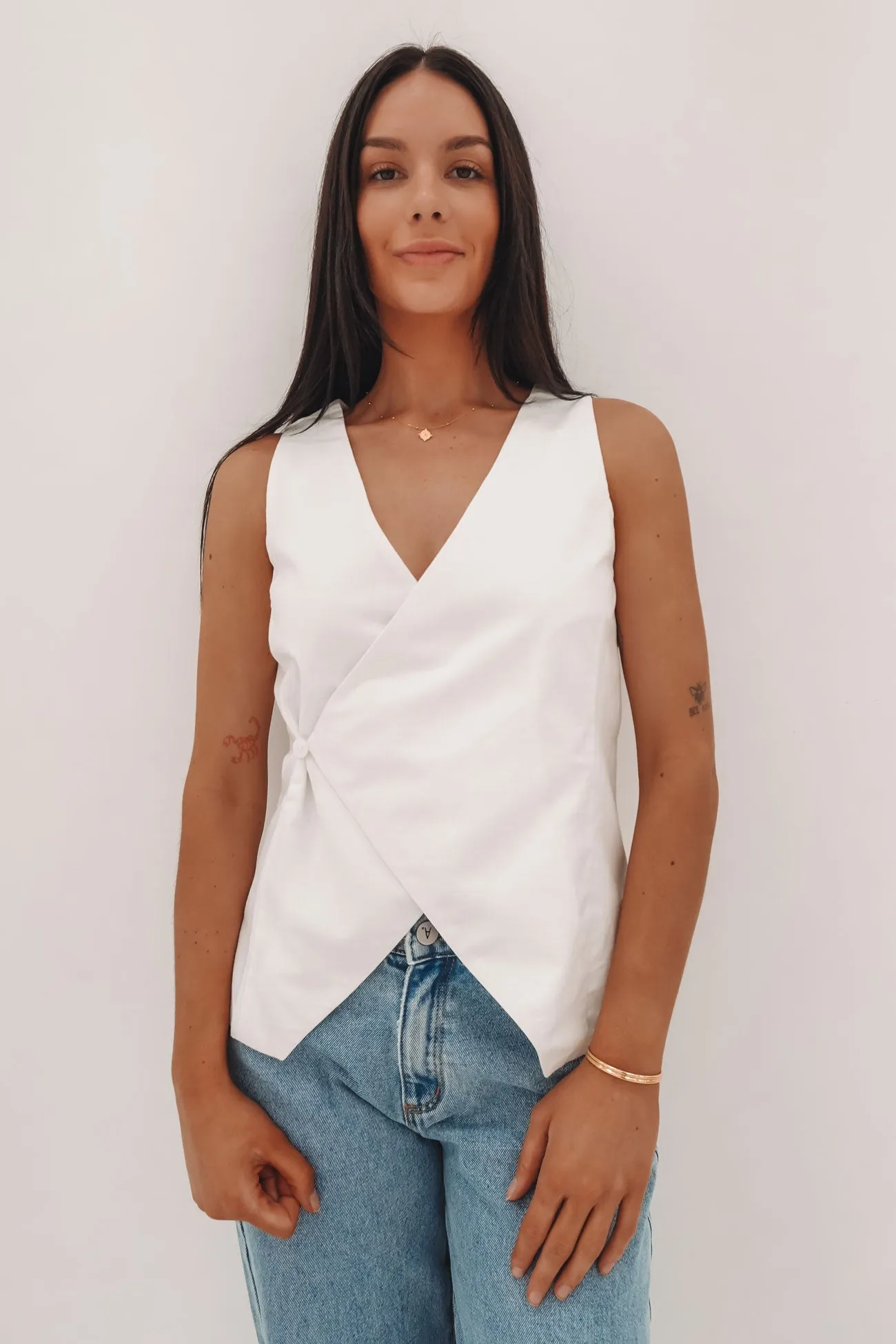 Willa Vest White Reinforced Edges theory